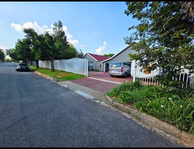 5 BEDROOM HOUSE FOR SALE IN ASTON MANOR